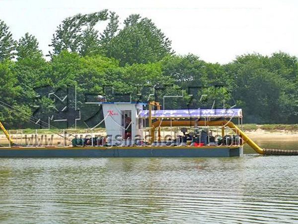 射吸式抽沙船工作現場.jpg